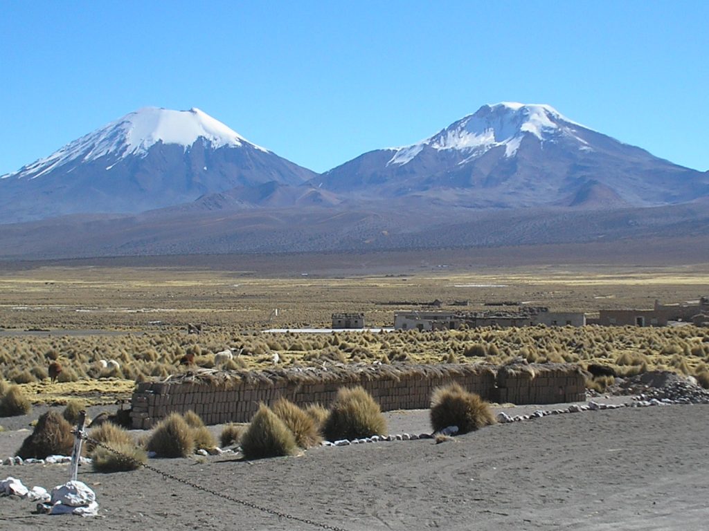 A la izquierda el Volcán Parinacota y el Volcán Pomerape a la derecha